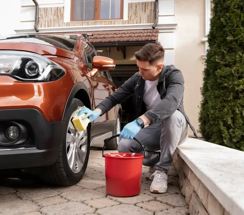 Lavage auto à domicile Quenza : professionnel intervenant sur un véhicule